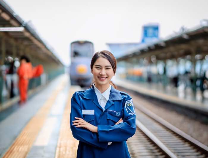 鉄道業界で働く人のイメージ