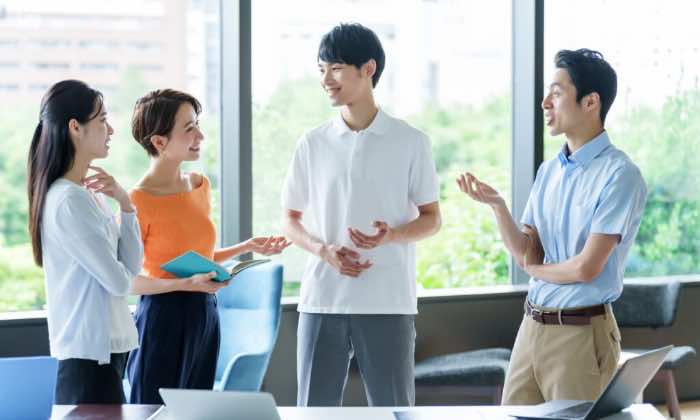 議論する学生のイメージ