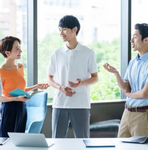 議論する学生のイメージ